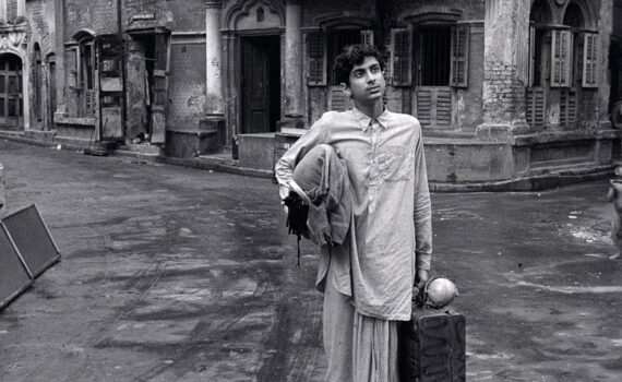 APARAJITO (UNCONQUERED/UNBESIEGT)